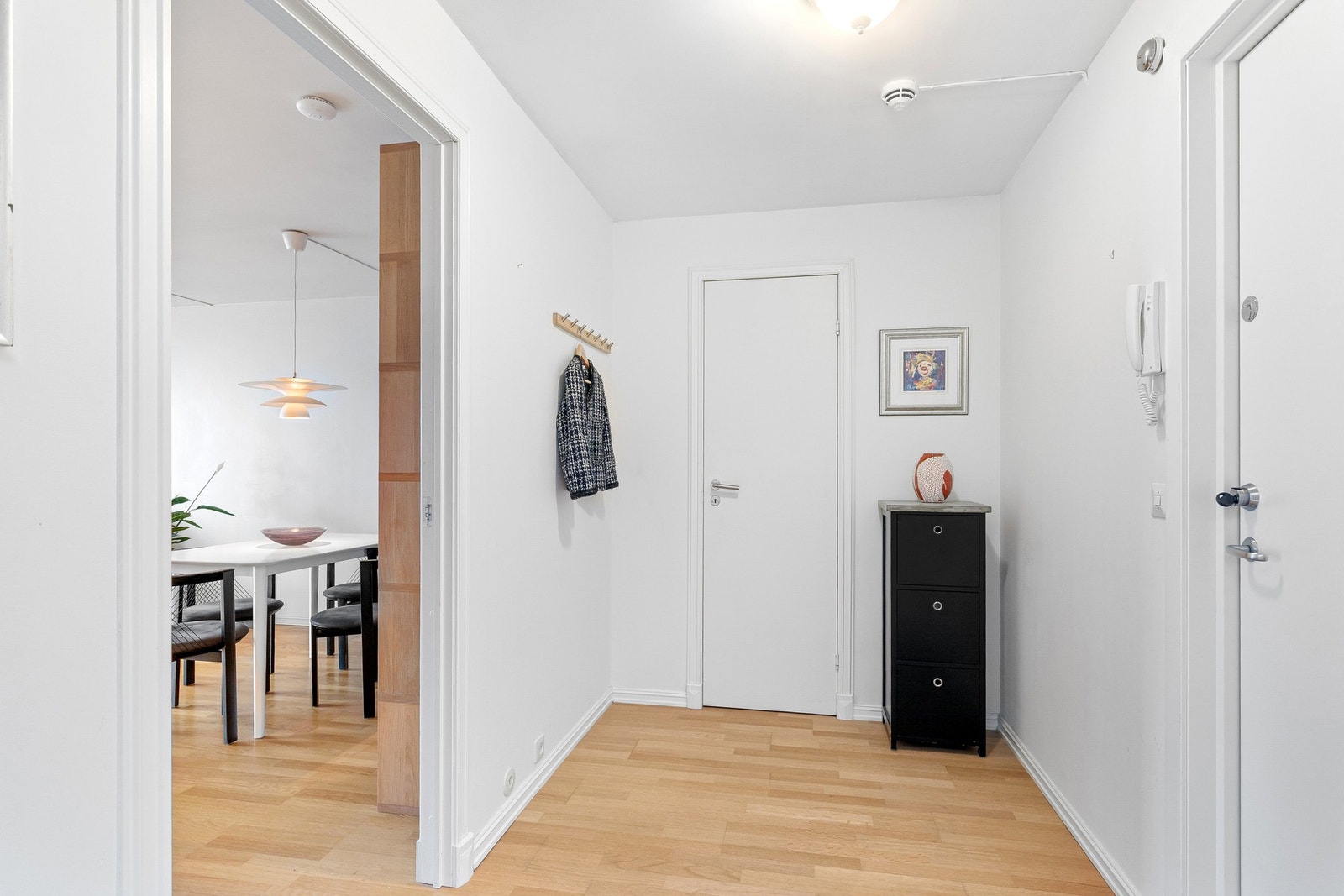Fra entréen er det inngang til en praktisk innvendig bod. Galleribilde