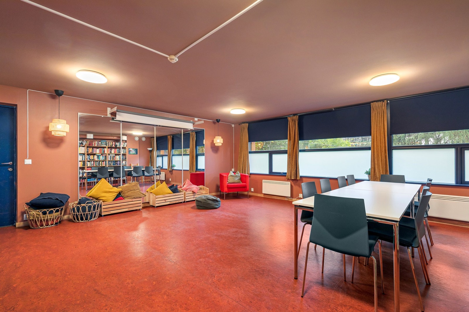 Aktivitetsrom med bibliotek, bordtennisbord, og sittesoner. Galleribilde