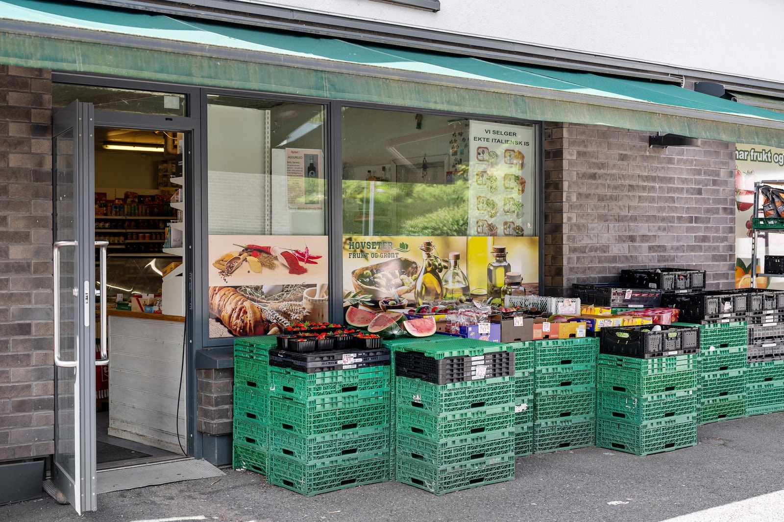 Rett ved siden av Rema1000 vil du også finne en spennende frukt og grønthandel. Ellers er det kort vei til Røa med alt av butikker- og servicetilbud du trenger i det daglige. Galleribilde