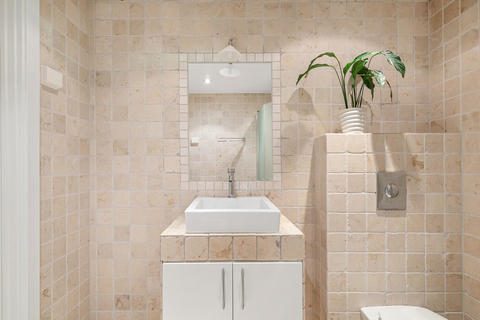 Badet har opplegg for vaskemaskin og varmekabler i gulv. Galleribilde