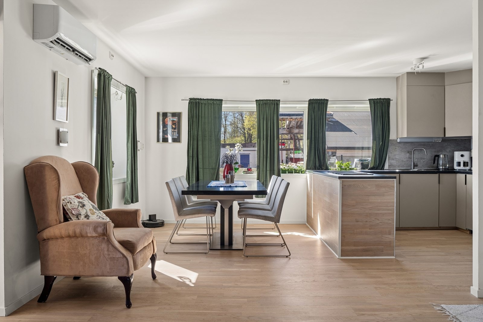Spisestue og kjøkken, ustyrt med varmepumpe - Leilighet i 1.etg. Galleribilde