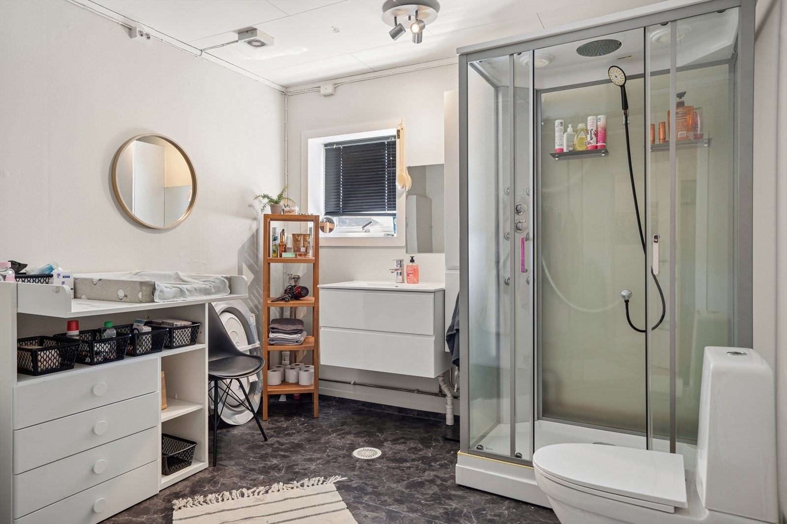 Bad med dusjkabinett, vask og wc - Leilighet i 2.etg. Galleribilde