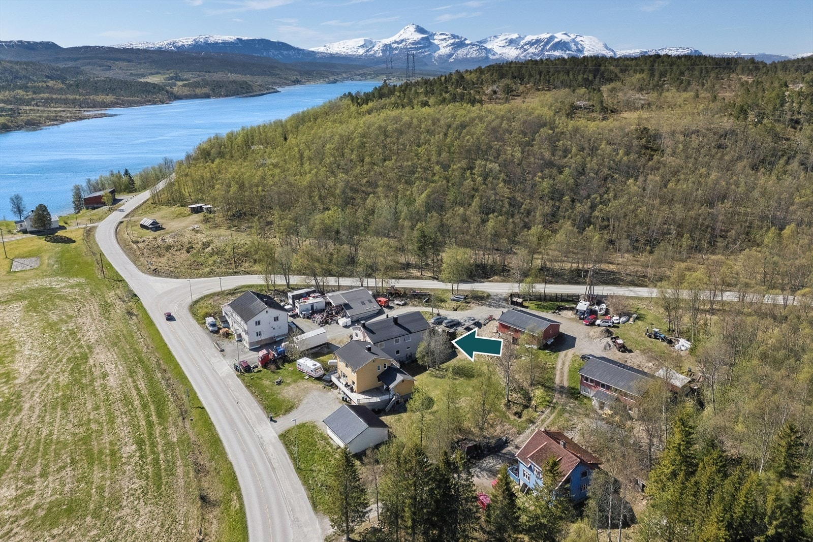 Eiendommen ligger svært sentralt i krysset Balsfjordveien/Malangsveien, kun ca. 2 km fra Mestervik og ca. 7,5 km fra Malangen Resort/Malangen Brygger Galleribilde