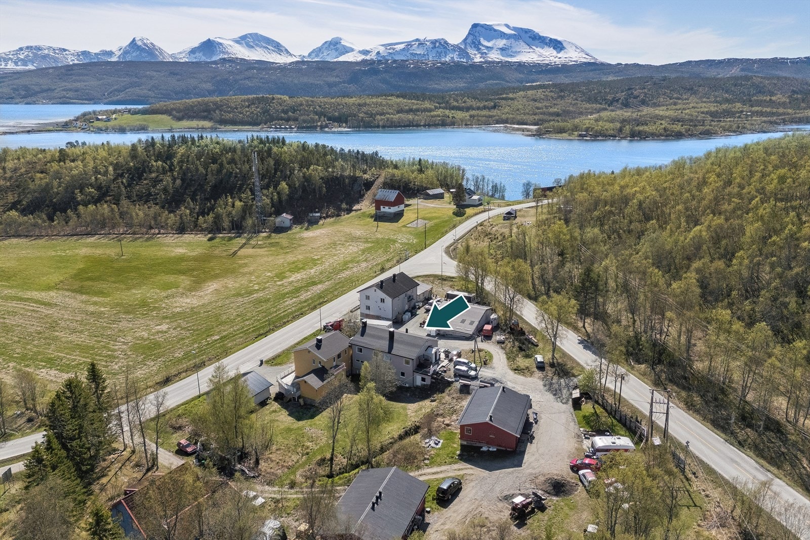 Eiendommen ligger svært sentralt i krysset Balsfjordveien/Malangsveien, kun ca. 2 km fra Mestervik og ca. 7,5 km fra Malangen Resort/Malangen Brygger Galleribilde