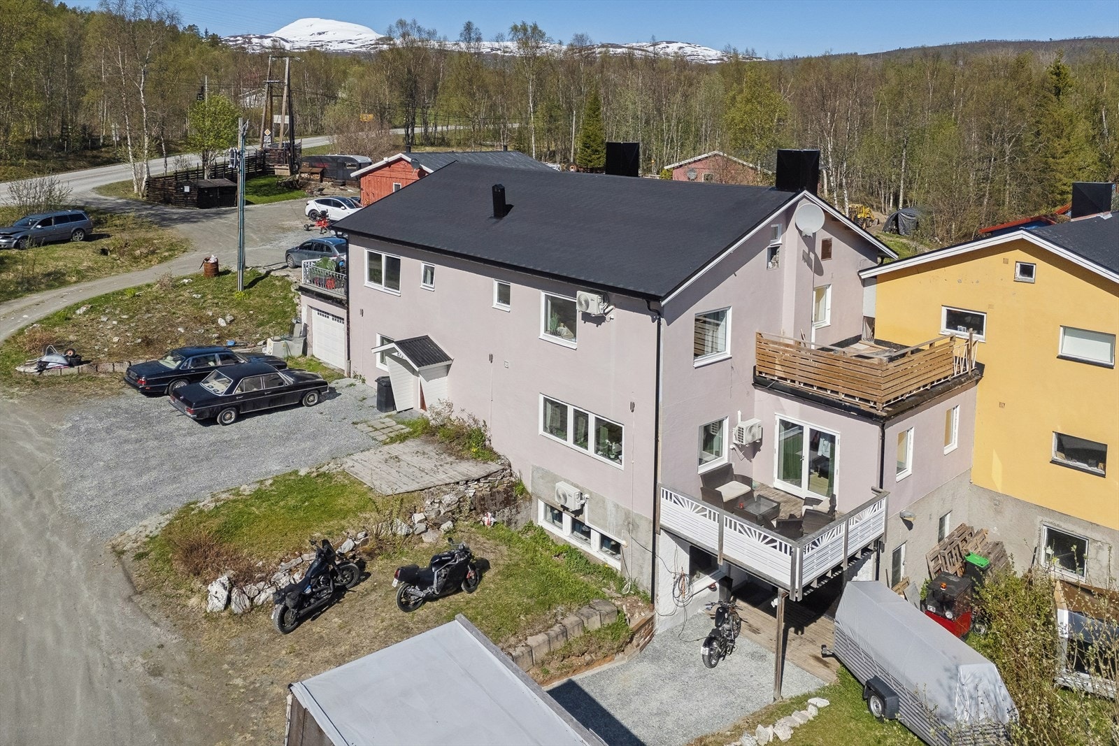 Stor og innholdsrik 2-mannsbolig over 3 plan med en leilighet i hver etasje i tillegg til garasje og rikelig med bodplass Galleribilde