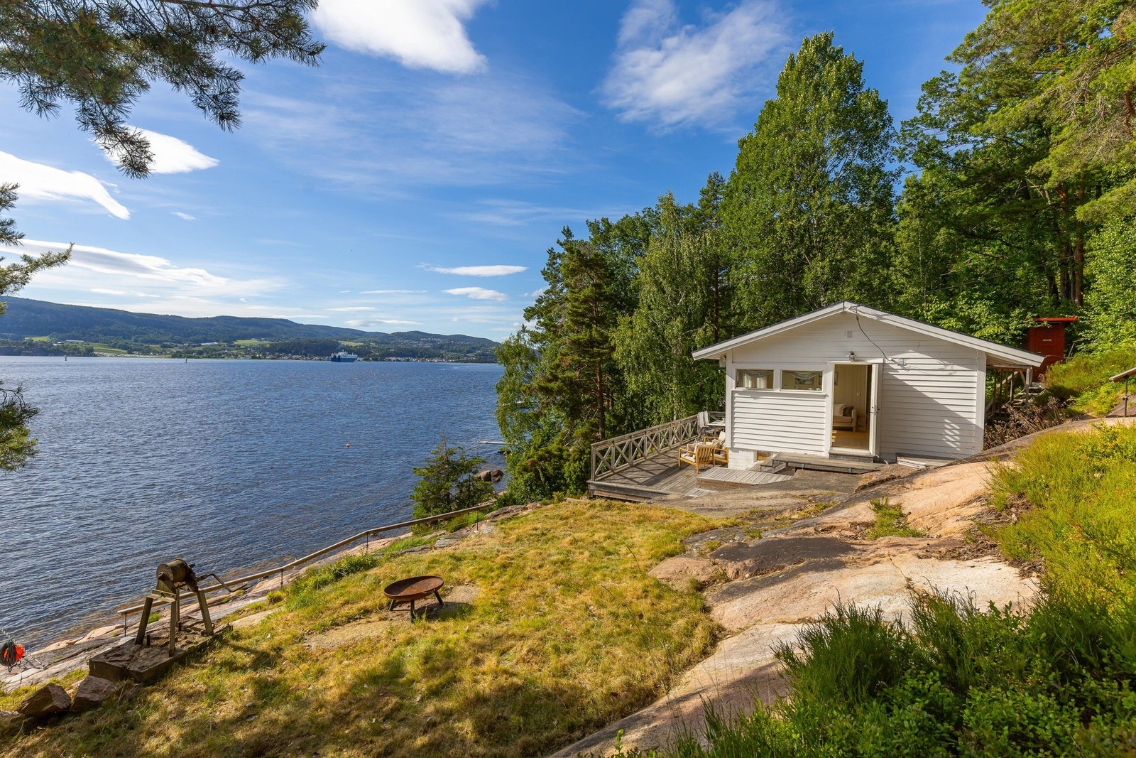 Stort uteområde plass til både lek og annet. Galleribilde