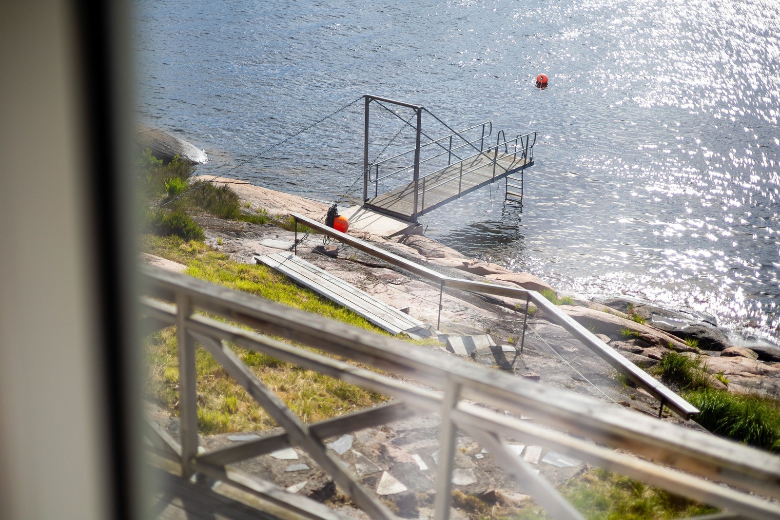 Dette gir muligheter for fine dager på fjorden, samt bading og aktiviteter som krabbefiske fra egen brygge. Galleribilde