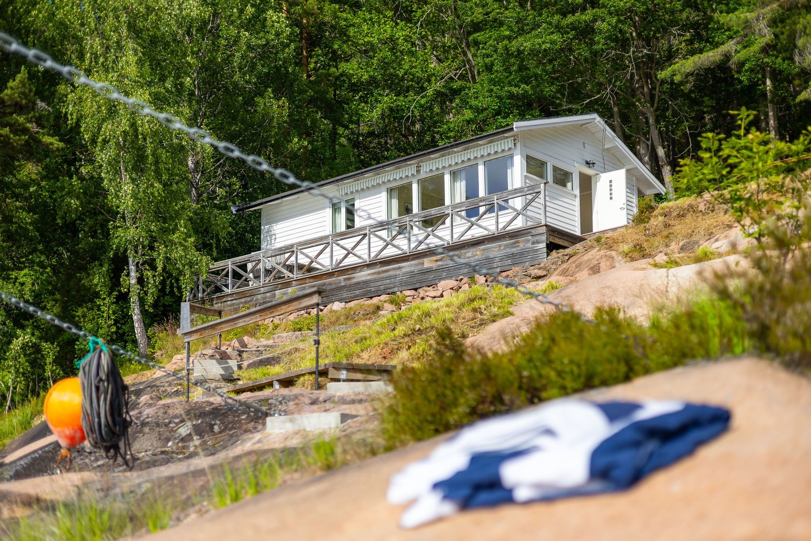 Hytta ligger høyt på tomten og har vestvendt terrasse på ca. 35 kvm, samt en skjermet markterrasse med utedusj, benk og vask med sommervann. Galleribilde