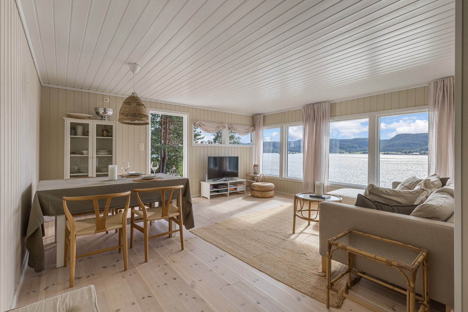 . Rommet får rikelig med dagslys og nydelig fjordutsikt fra en vindusrekke mot vest i stuesonen. Galleribilde