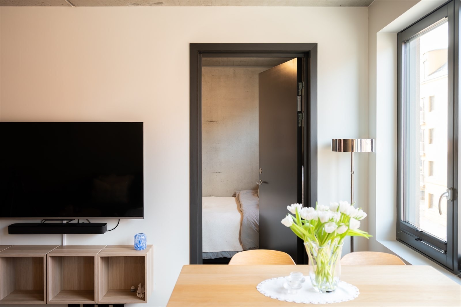 Det er lave felleskostnader på kun 2 643,- per måned. Inkludert i kostnadene har man kabel-tv, internett, felles byggforsikring mm. Galleribilde
