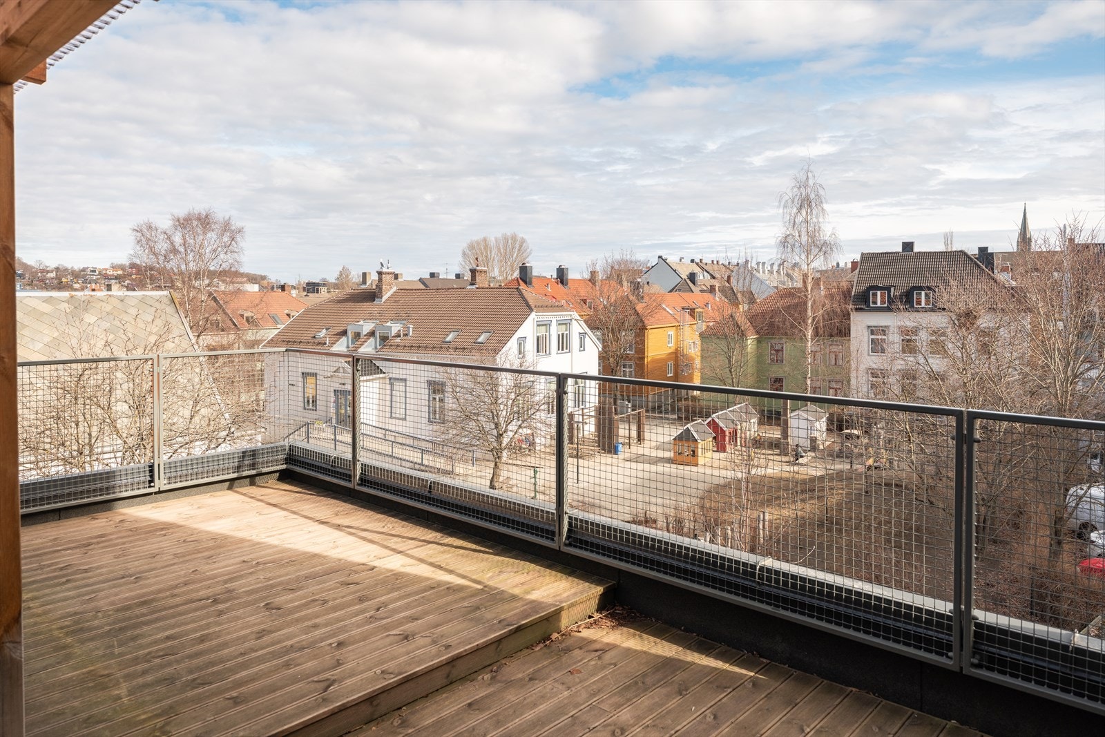 Takterrassen har god plass til å invitere venner over. Det er kun 9 andre seksjoner som har tilgang til takterrassen. Videre er det flere parker i nærområdet hvor man også kan slå seg ned på finværsdager. Galleribilde