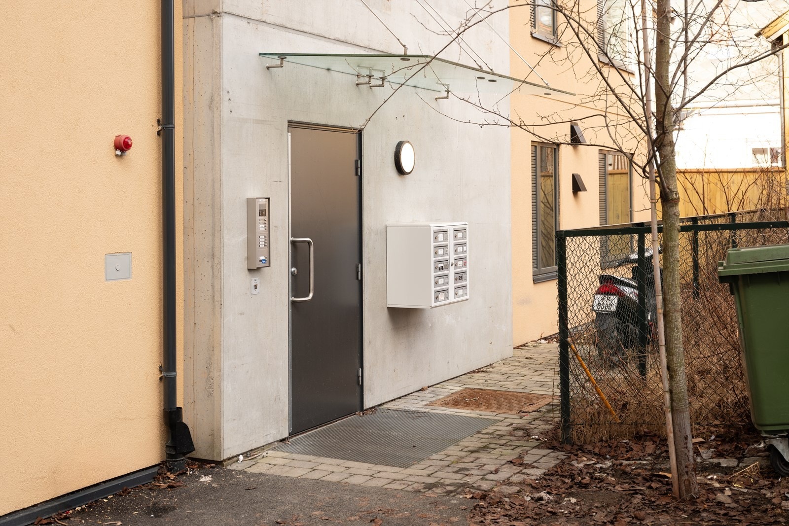 Svært hyggelig inngangsparti. Det er porttelefon for å enkelt slippe gjester inn i bygget. Galleribilde