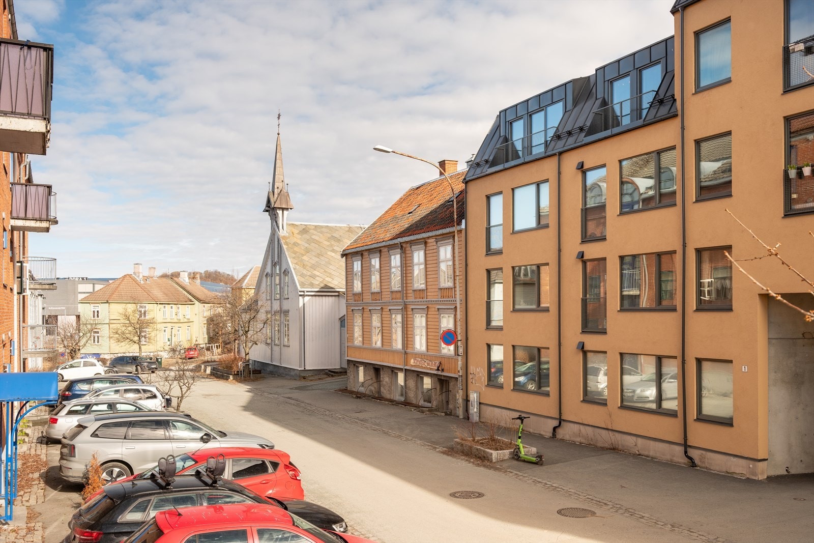 Det er soneparkering i området. Som beboer har du anledning til å søke om parkeringsplass. Prisen på dette er per 12.04.2026 på 785,- per måned. Man kan også søke om gjestekort til 359,- per uke dersom man får besøk. Galleribilde