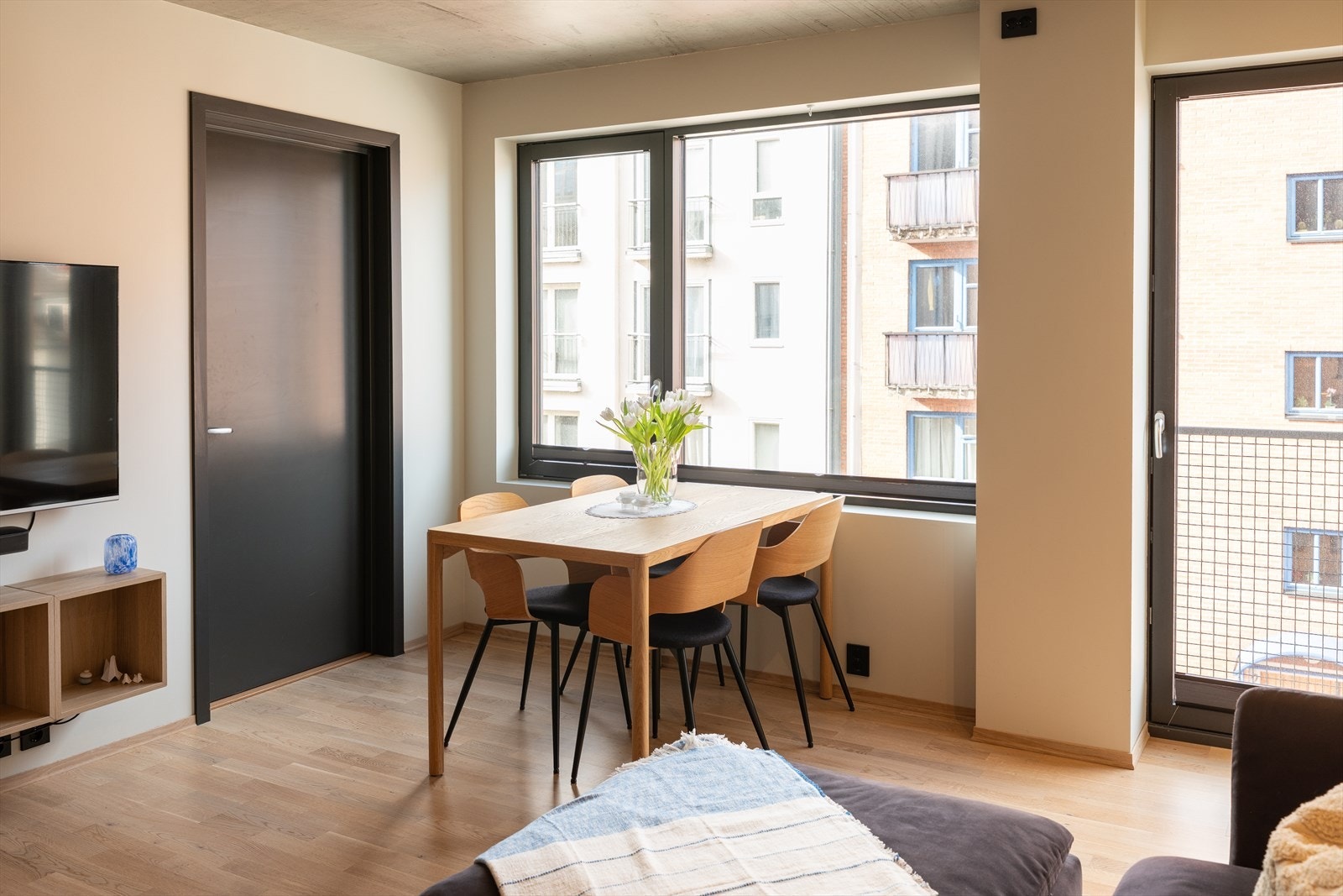 Leiligheten har moderne fasiliteter som varme i gulv, balansert ventilasjon og heis i bygget. Galleribilde