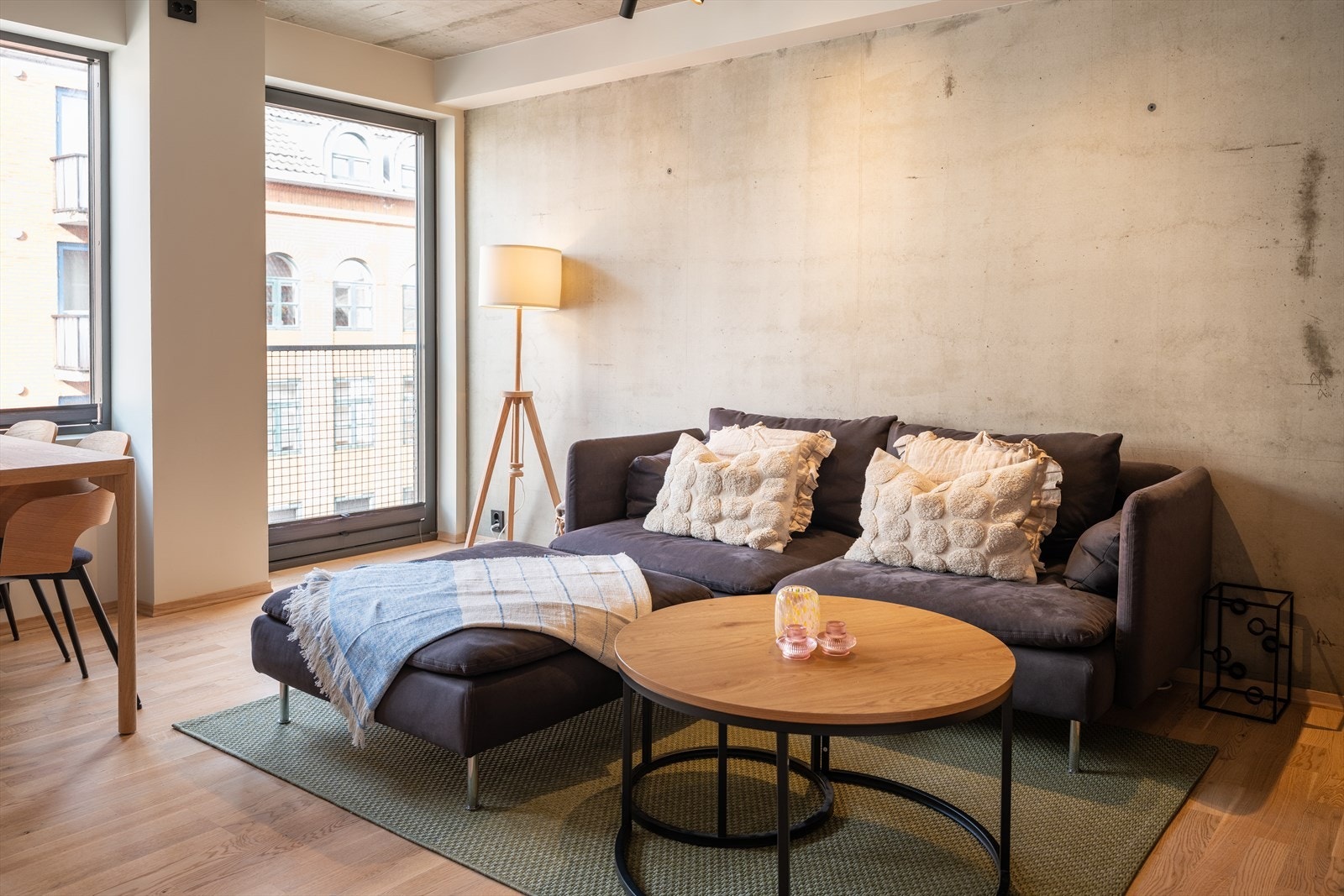 Her forenes moderne standard og særegne detaljer i en tidløs kombinasjon som skiller seg godt ut fra typiske nybygg. Leiligheten byr på fransk balkong, men det er også felles takterrasse for beboerne i bygget. Galleribilde