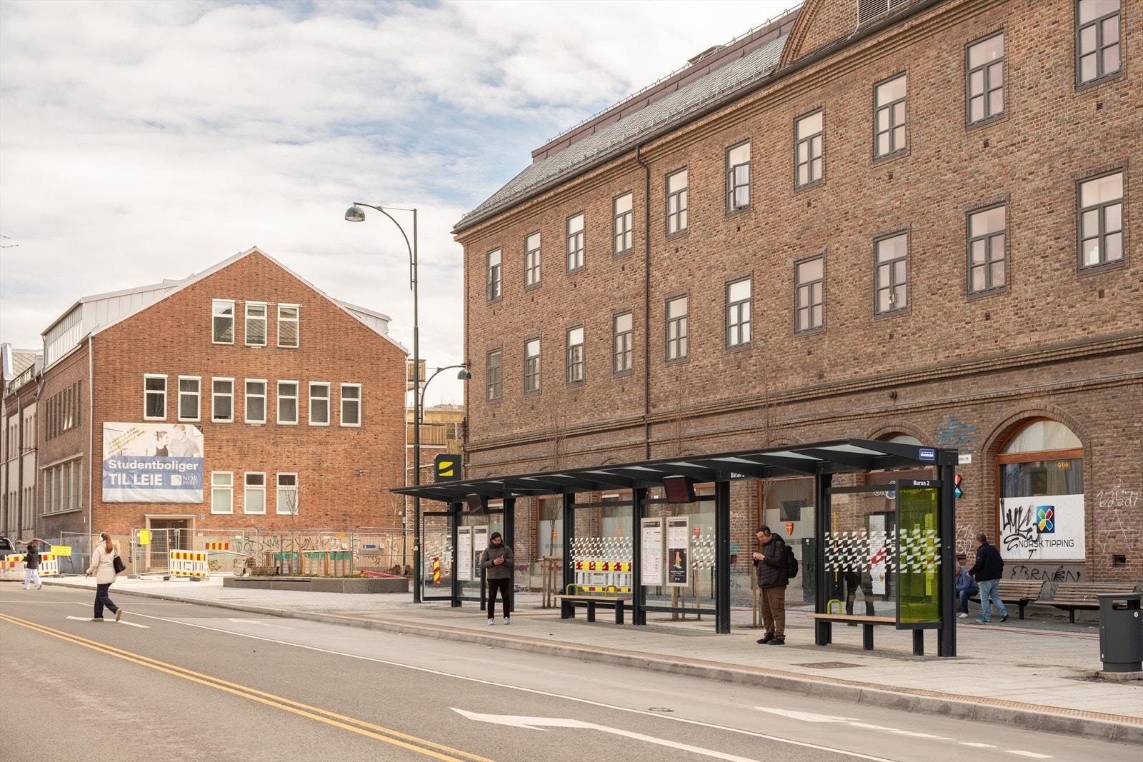 Området byr på et svært godt utviklet kollektivtilbud hvor du enkelt kan ta deg rundt i byen. Galleribilde