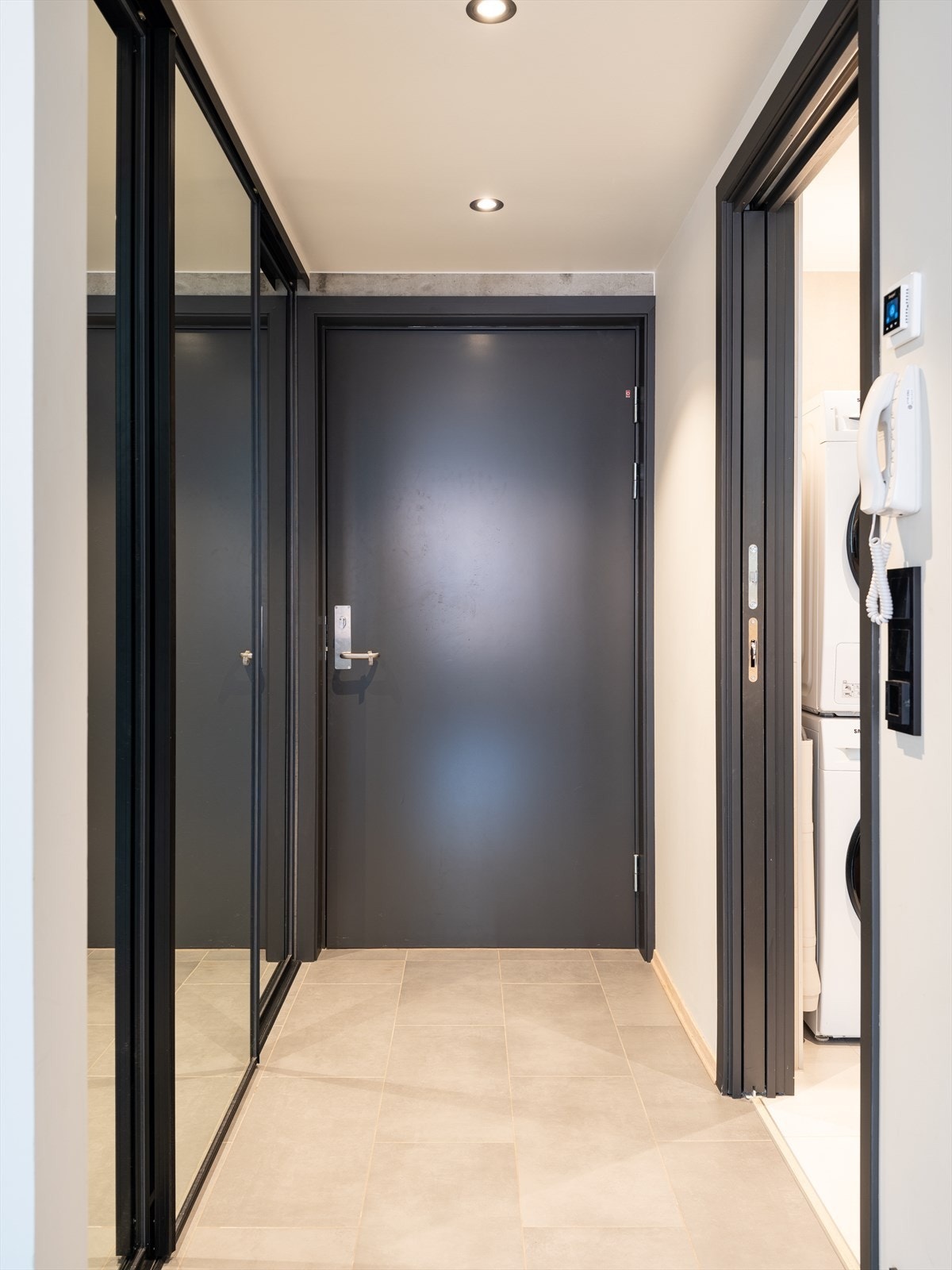 Når man kommer inn i boligen trer man inn i en romslig og flislagt entré på 5m² med rikelig av lagringsplass i skyvedørsgarderobe. Galleribilde