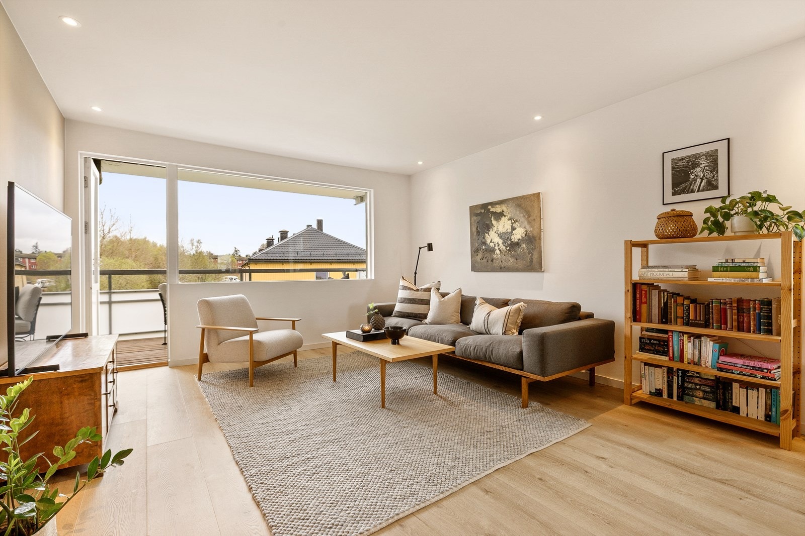 Stuen måler hele 26 kvm og gir gode muligheter for innredning med både sofagruppe og spisegruppe. Galleribilde