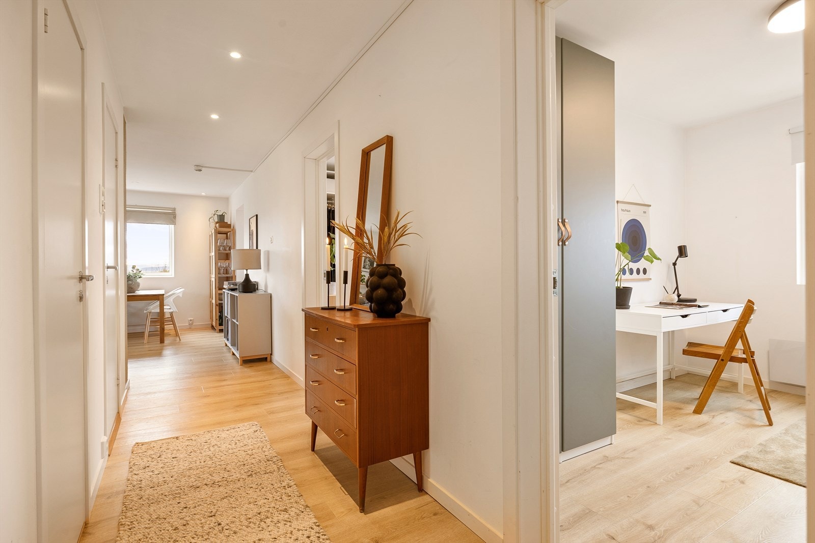 Velkommen inn! Leiligheten har hjørnebeliggenhet i blokka, og dermed vinduer på tre sider som resulterer i rikelig med naturlig lysinnslipp. Galleribilde