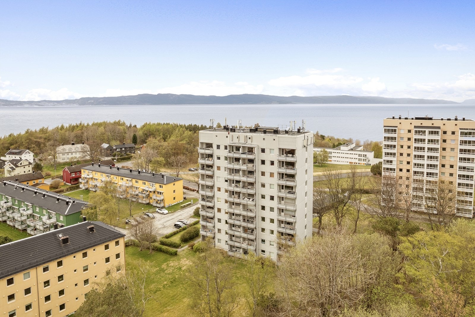 Leiligheten ligger i 4 etg. og har fantastisk utsikt mot Fosen. Galleribilde