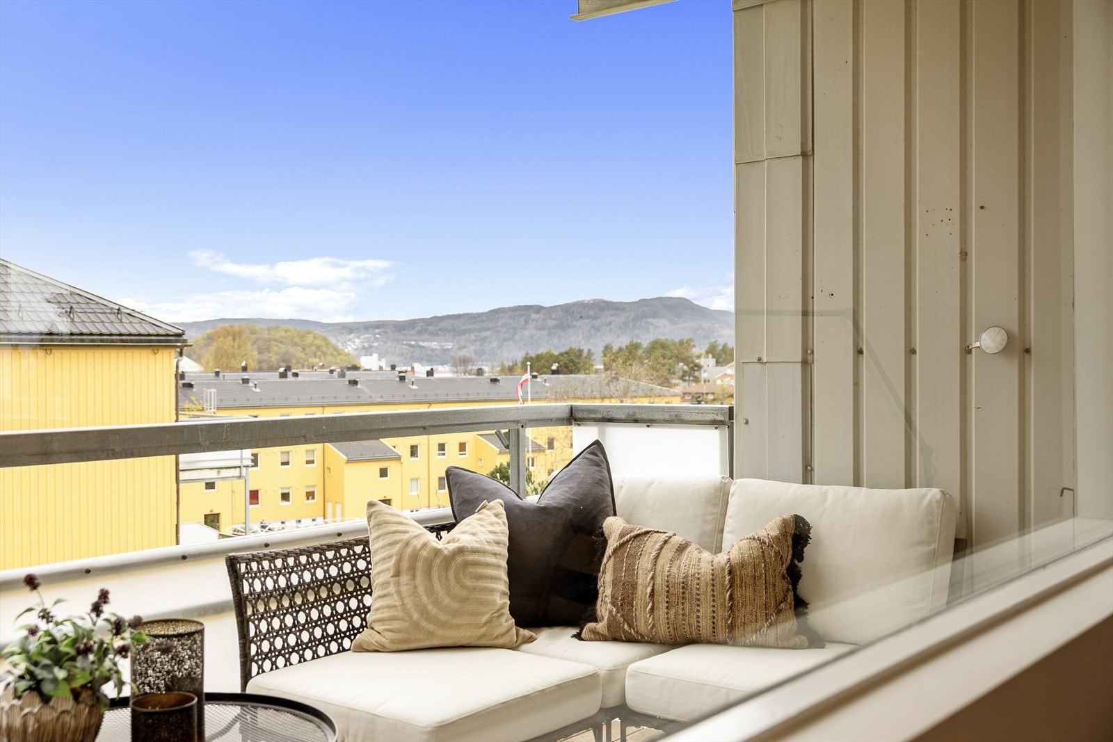 Fra stuen er det utgang til veranda med fantastiske sol- og utsiktsforhold. Galleribilde