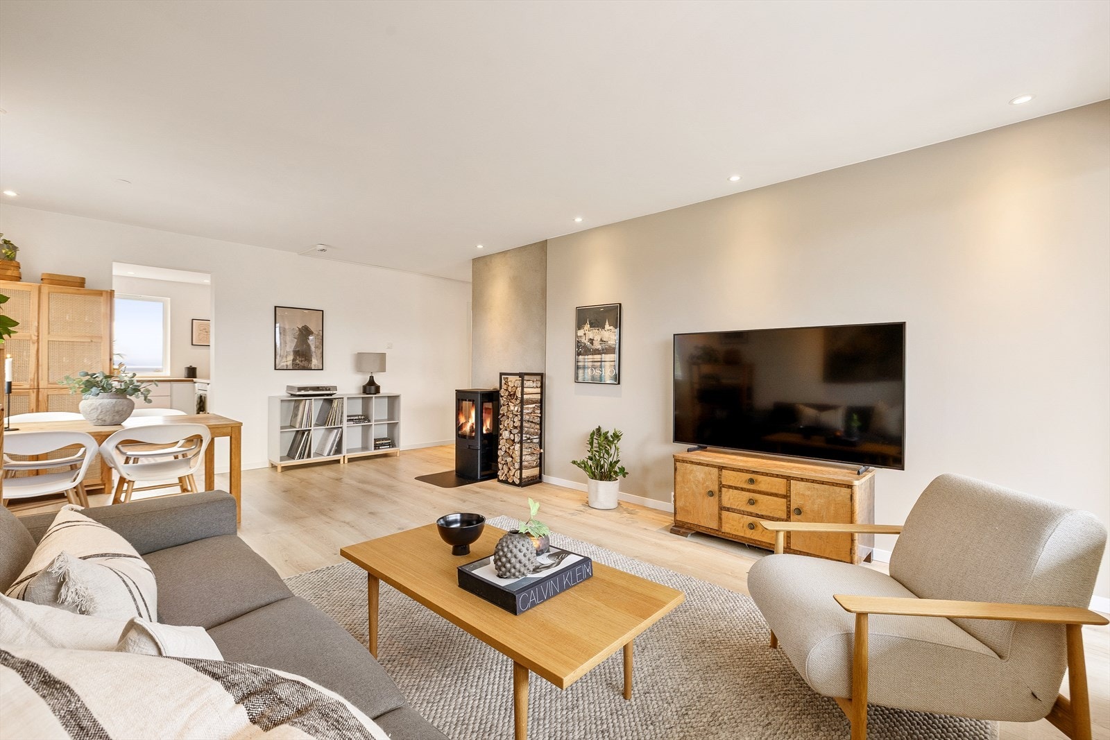 Innbydende og romslig stue med moderne peis og god plass til både sofagruppe og spiseplass. Galleribilde