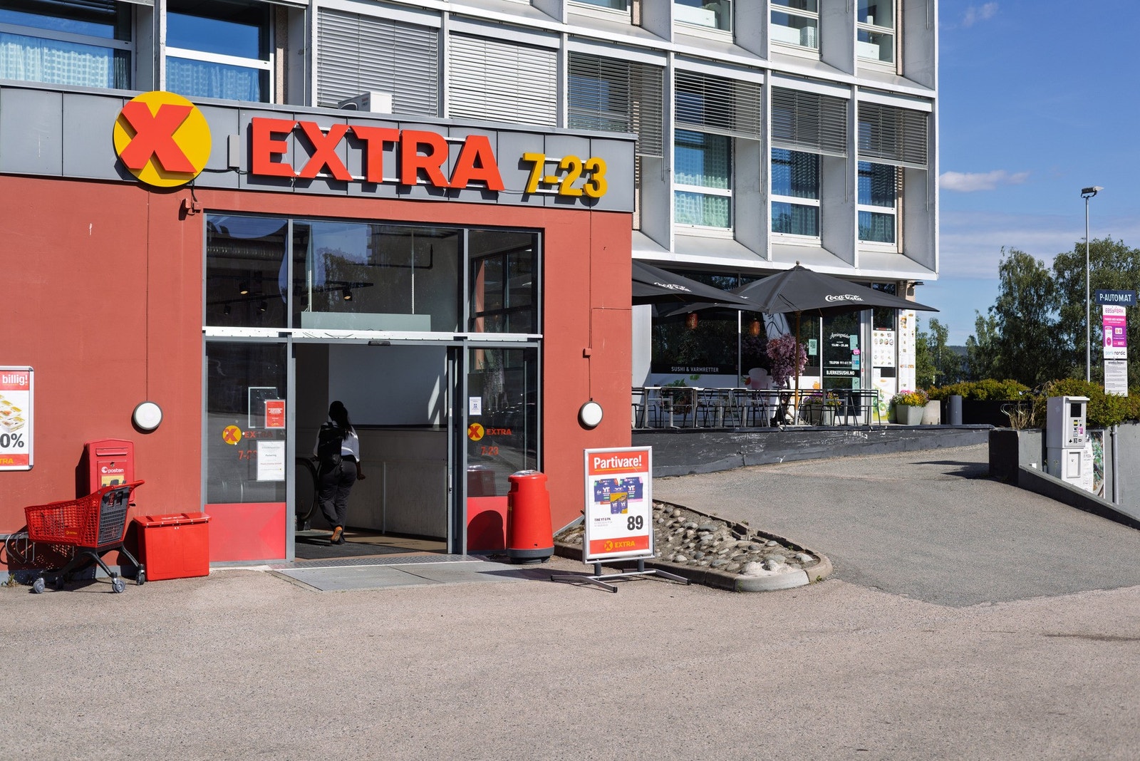 Kun 8 min gange fra leiligheten ligger Extra. Galleribilde