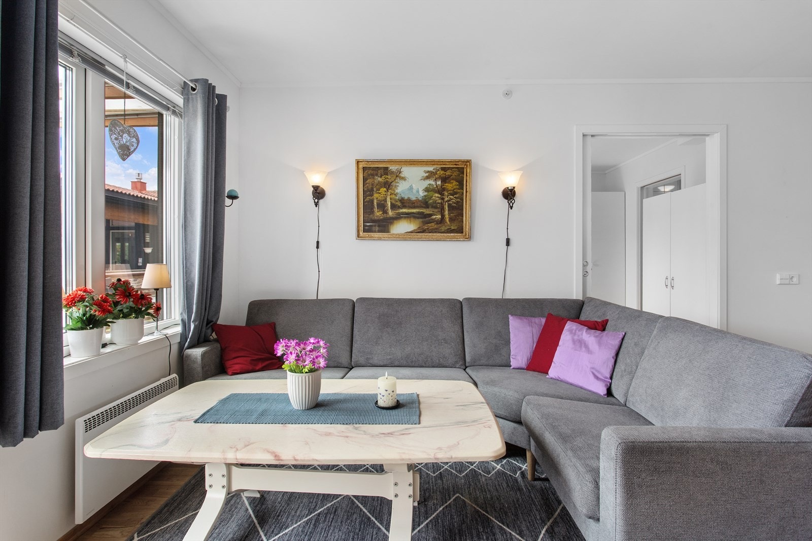 Lys og trivelig stue. Her er store vinduer og godt med naturlig lys. Galleribilde