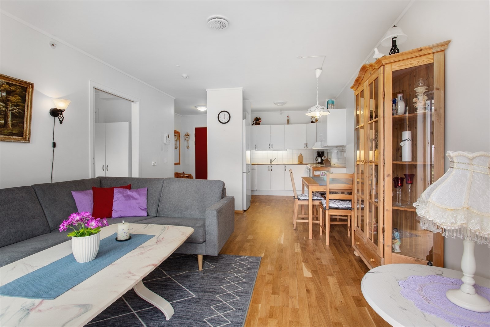 Oversikt over leiligheten sett fra terrassedøren. Her ser du stue, kjøkken, entre og inngang til soverom. Galleribilde