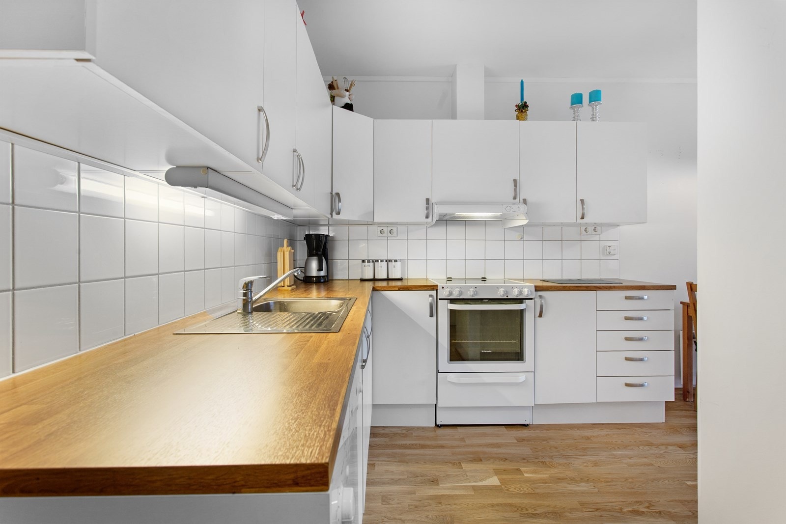 Kjøkkenet har stekeovn og oppvaskmaskin som blir stående. Galleribilde