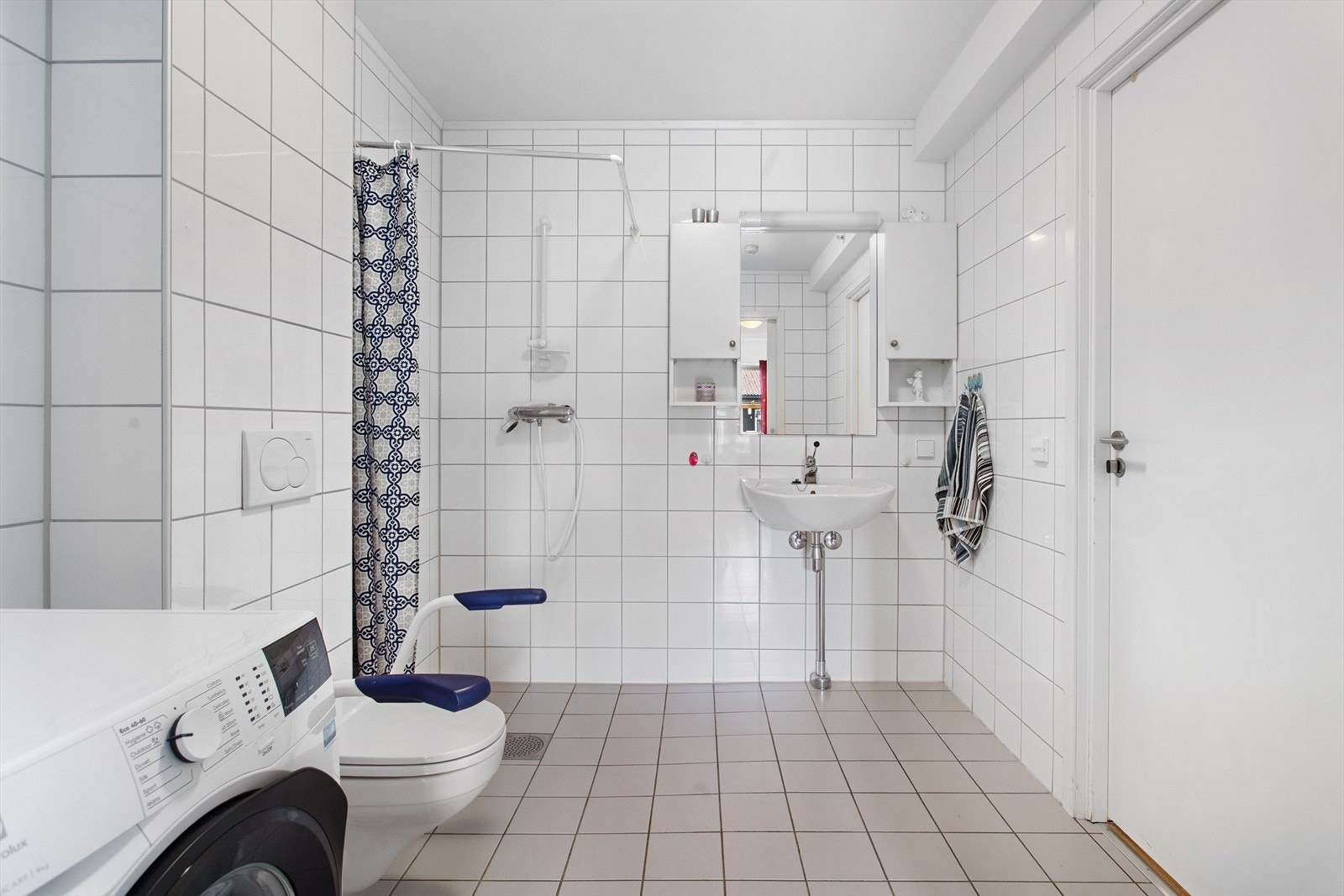 Badet har inngang både fra gang og gjennom skyvedør fra soverommet. Galleribilde