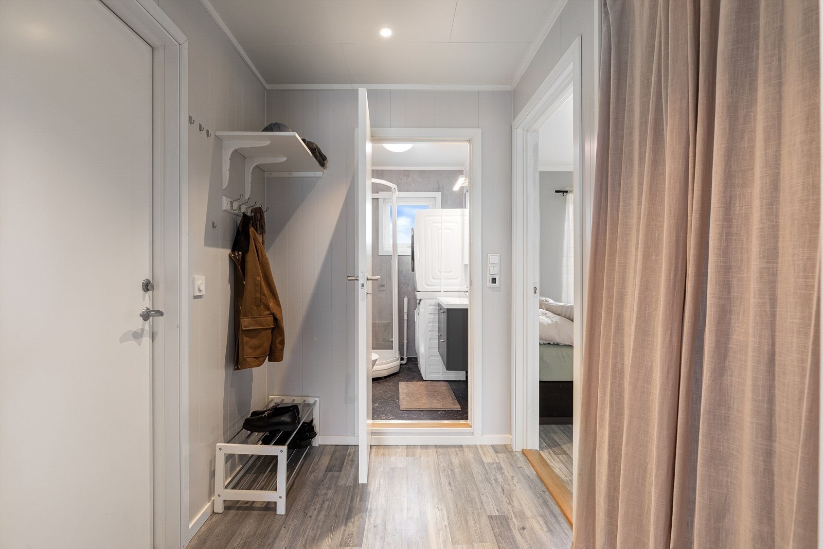 Entré/gang med videre adkomst til bad/vaskerom, soverom og stue/kjøkken. Galleribilde