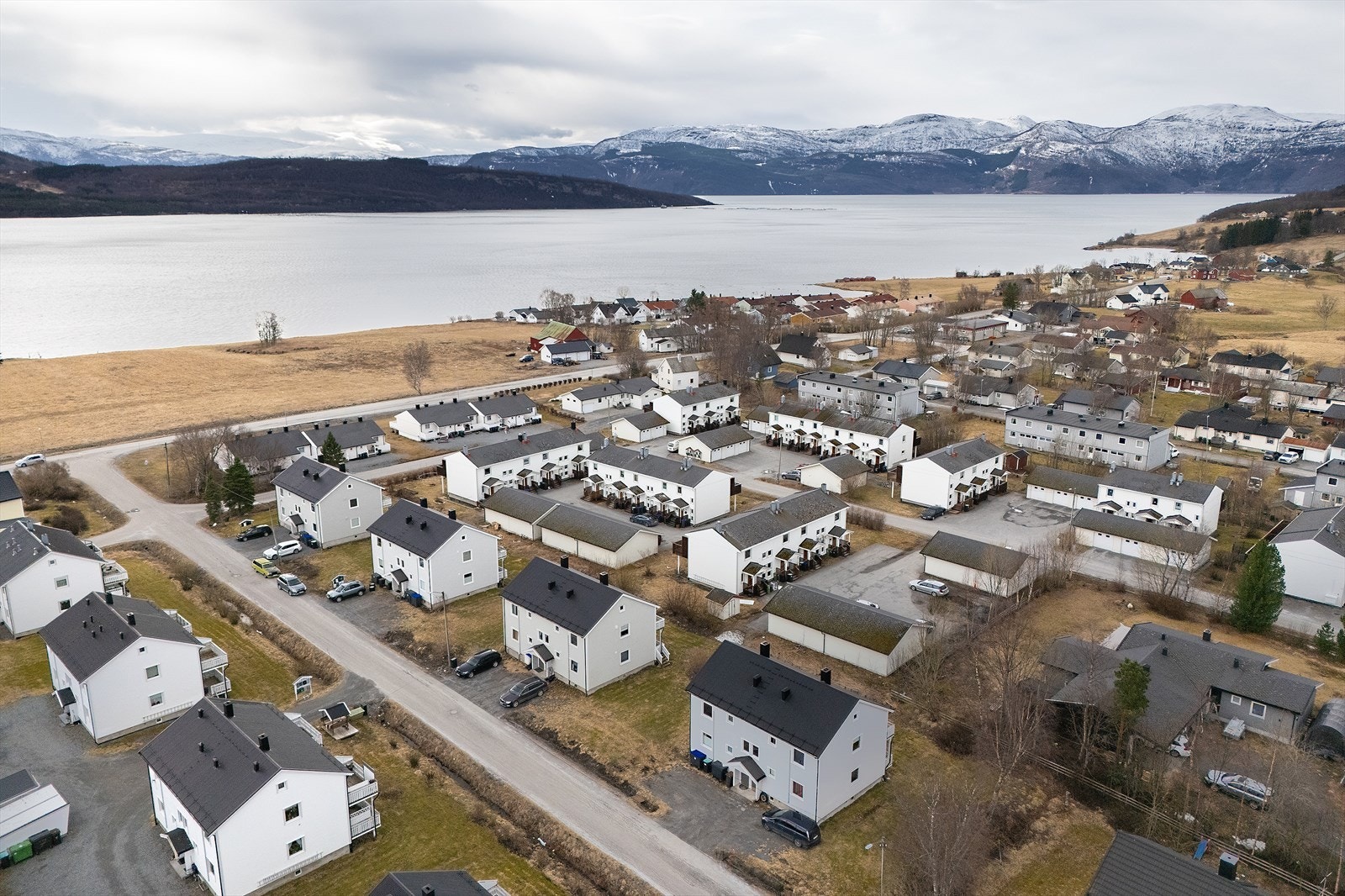 Leiligheten ligger i etablert boligområde på Erikstad, med kort vei til blant annet barnehager, skole, idrettsanlegg og nærbutikk. Galleribilde