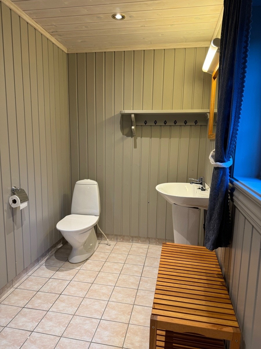 Flislagt gulv med varmekabler. søylevask er byttet ut med servantskap med skuffer, og det er opplegg for vaskemaskin. Galleribilde