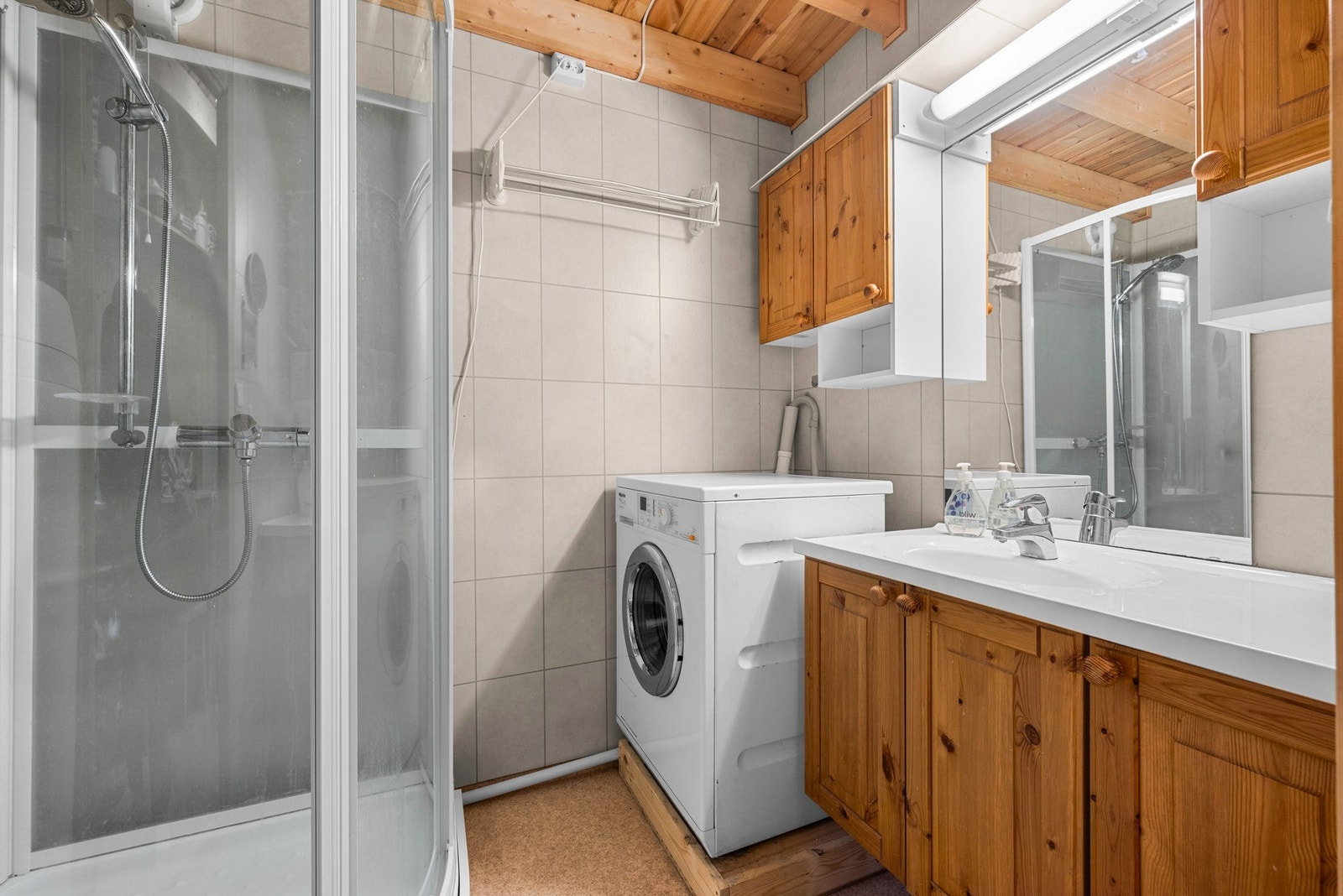 Badet er på 3 kvm og har godt med skapplass for hygieneartikler. Galleribilde