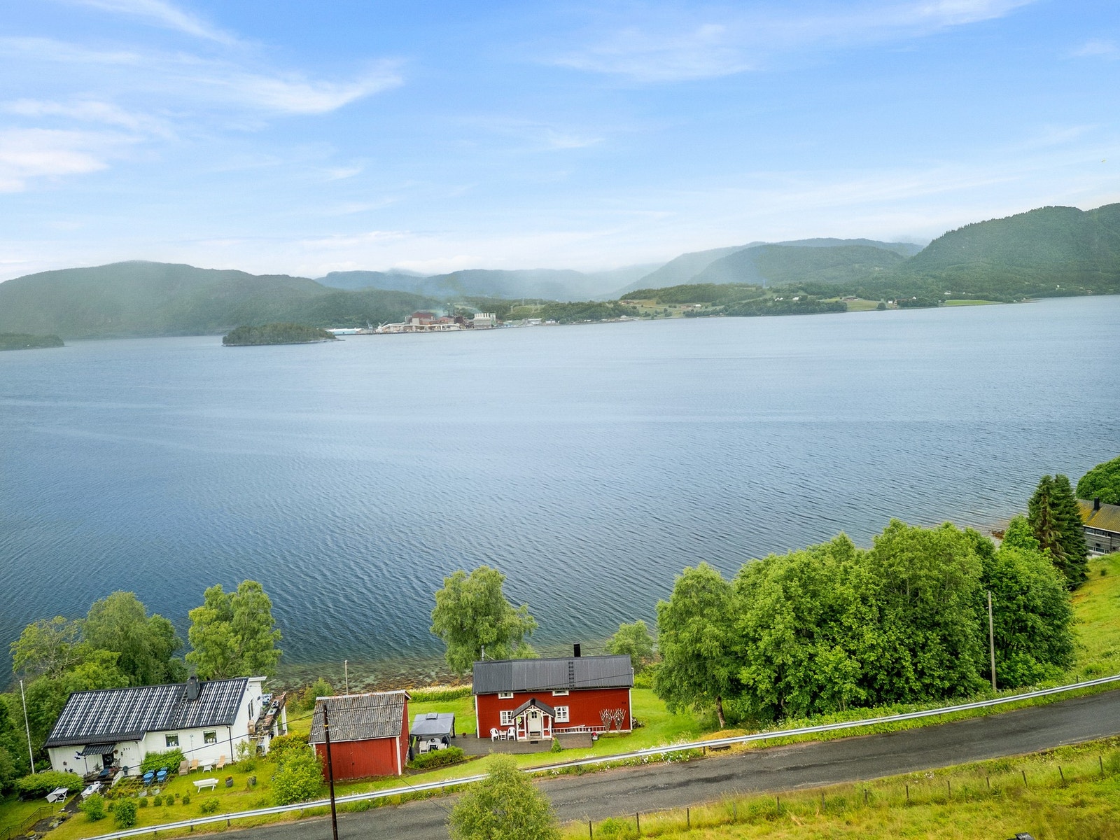 Fra fritidseiendommen har man umiddelbar nærhet til sjøen! Galleribilde