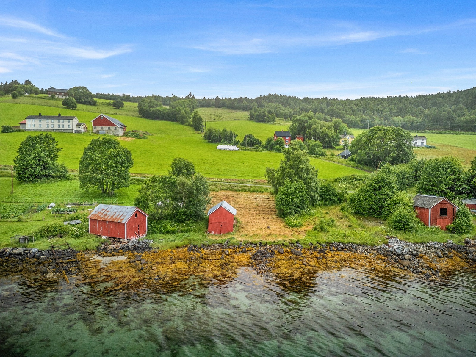 I tillegg til eiendommen fritidsboligen står på, følger det også med nausttomt med naust i handelen. Galleribilde
