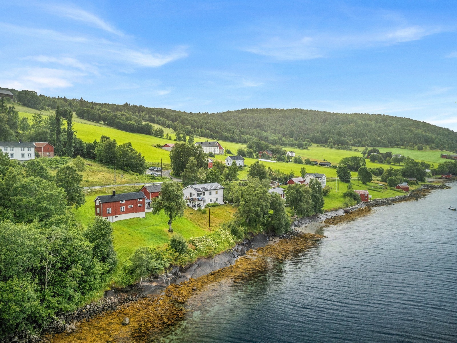 Til Trondheim er det ca. 1 t og 35 min, og til Kristiansund er det ca. 1 t og 55 min. Galleribilde