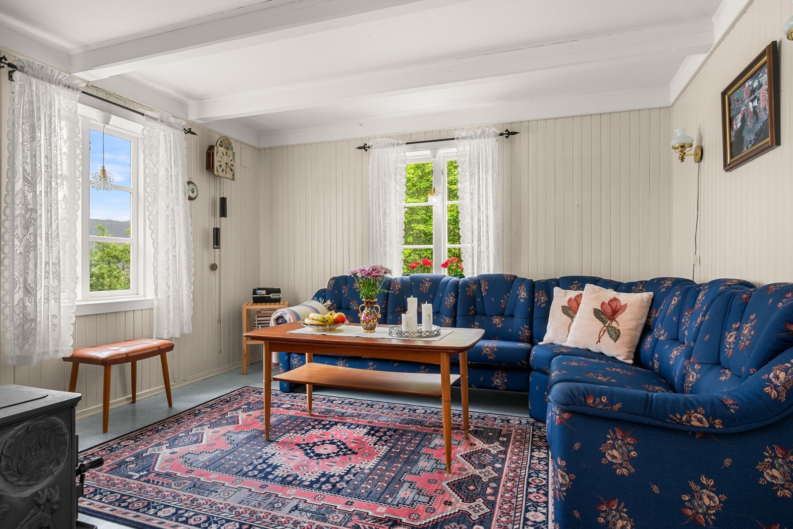 Fritidsboligen er oppført i 1919, med tilbygg fra 2002. Her er det innlagt vann og strøm. Galleribilde