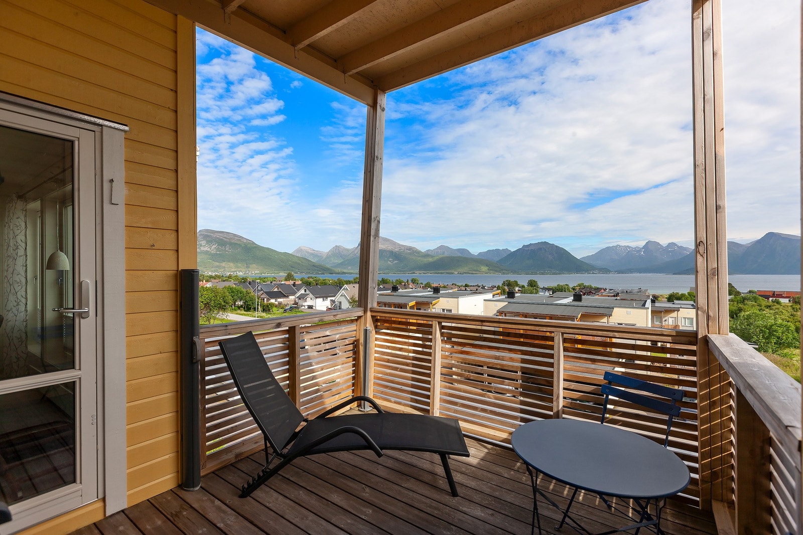 Fra stue har man direkte utgang til en lun og god veranda Galleribilde