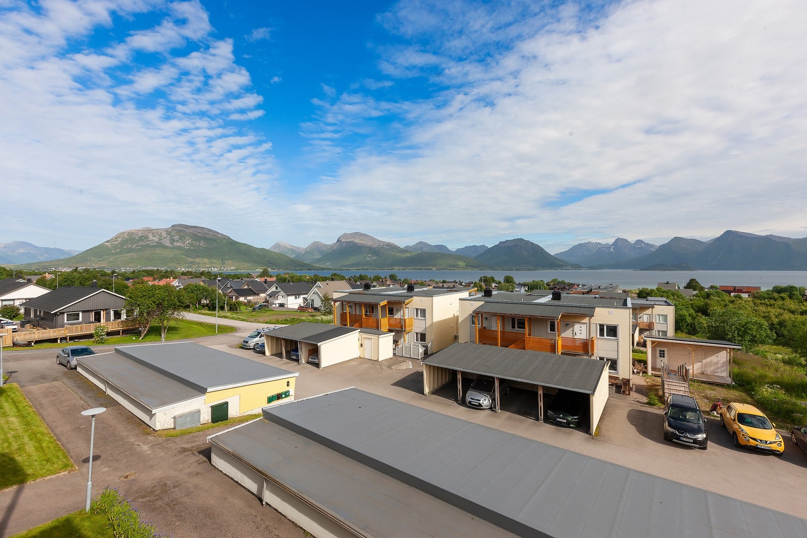 Leiligheten har en carport og bod som er del av felles bygg i rekke Galleribilde