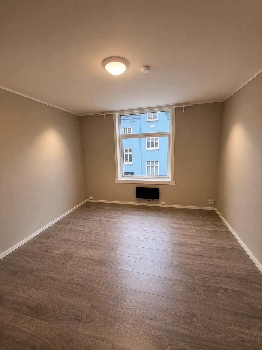 Stort soverom med god plass til garderobe og seng Galleribilde