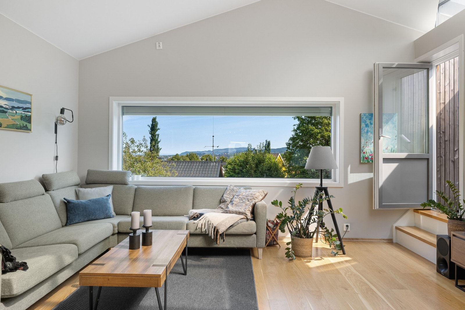Fra sofakroken har du flott utsikt og lite innsyn fra naboer. Galleribilde