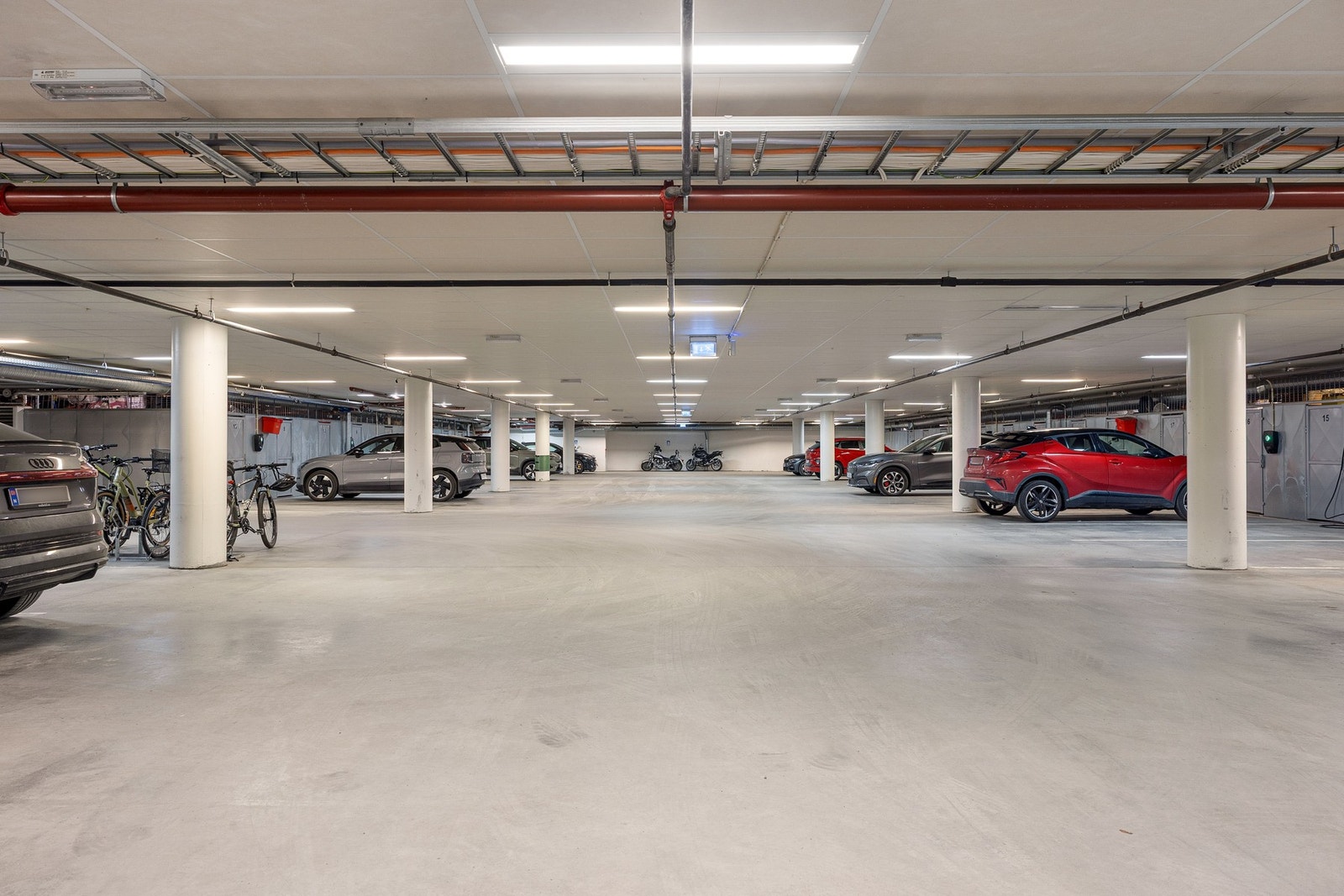 Boligen har bruksrett til 1 parkeringsplass og 1 bod i parkeringskjeller. Galleribilde
