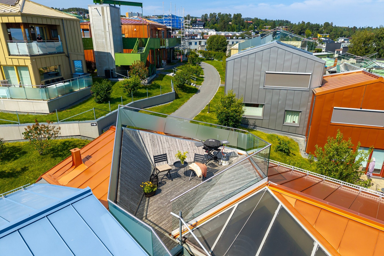 Josefinesvingen er et unikt boligprosjekt der moderne boliger er omgitt av grønne fellesområder, interne småveier og trygge utearealer. Galleribilde