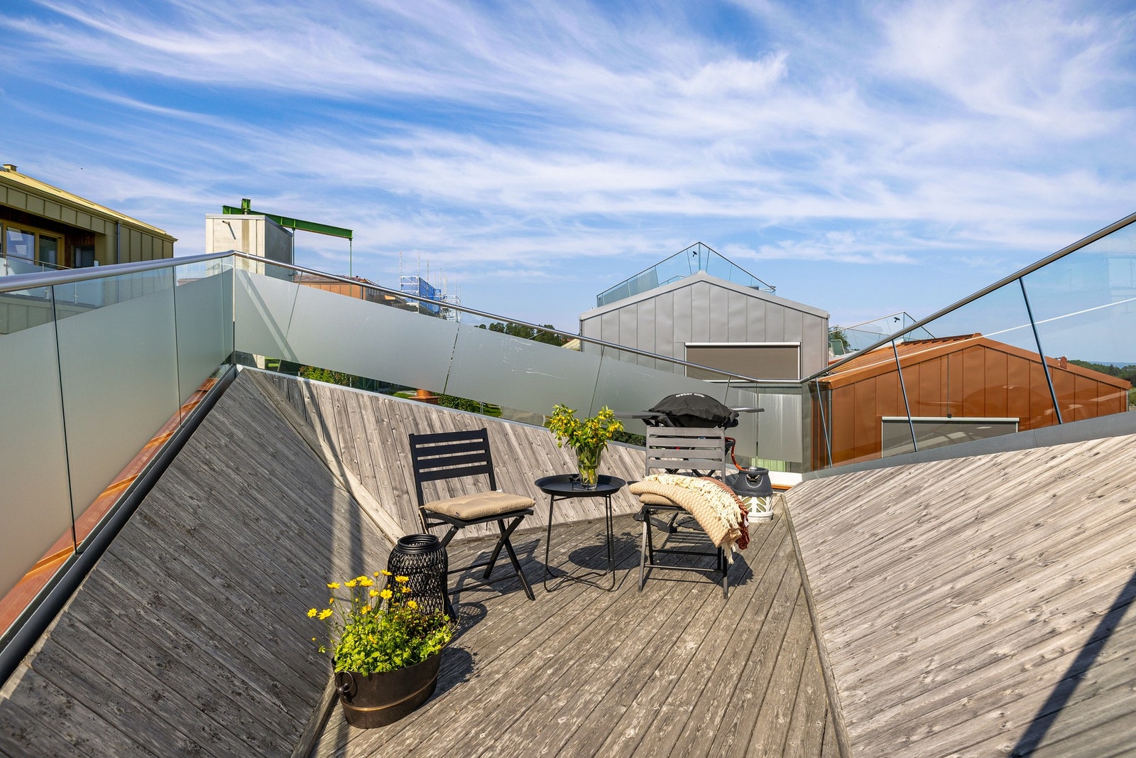 Stilig takterrasse med lang solgang, fantastisk utsikt og plass til både sittegruppe og grill. Galleribilde