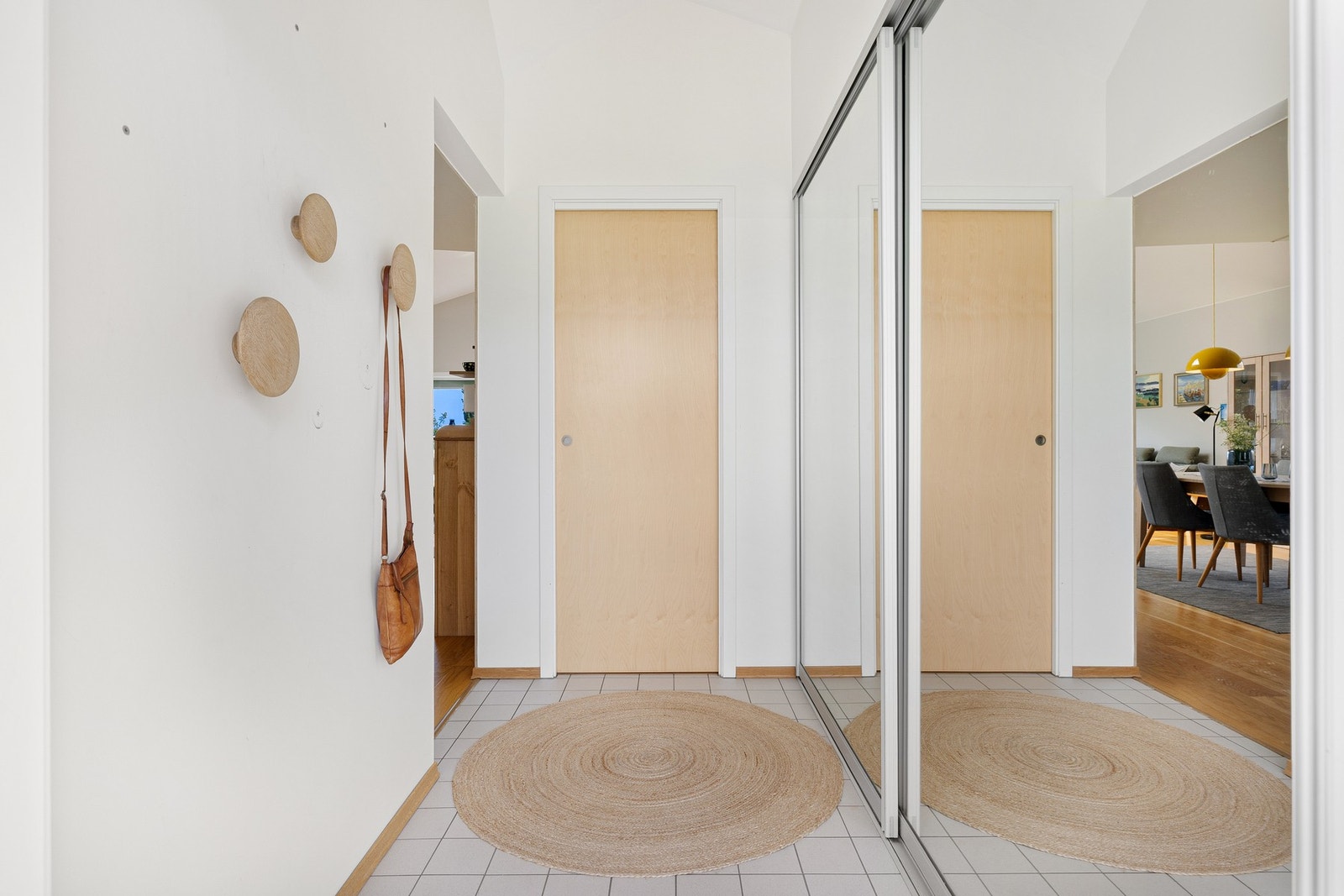 Entré på 4,6 kvm med god plass til oppbevaring i skyvedørsgarderobe. Galleribilde