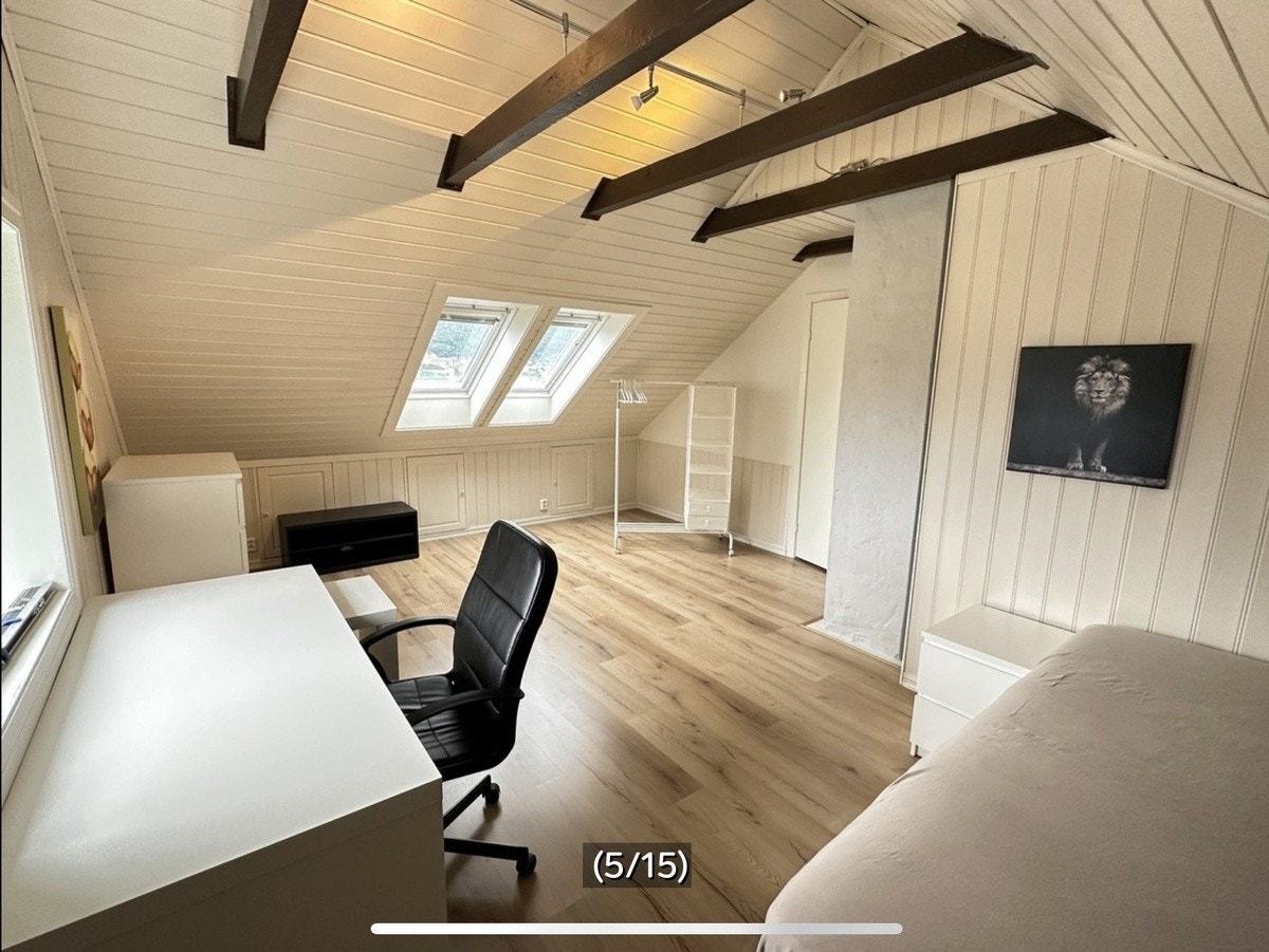 Soverom 4 møblert med seng, nattbord, klesstativ, skrivebord og kontrostol Galleribilde
