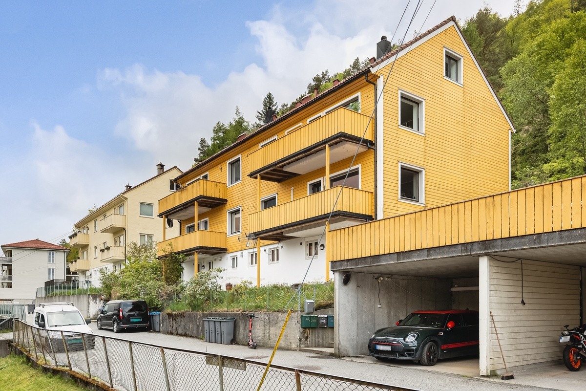 Fasade og delt parkering i carport Galleribilde