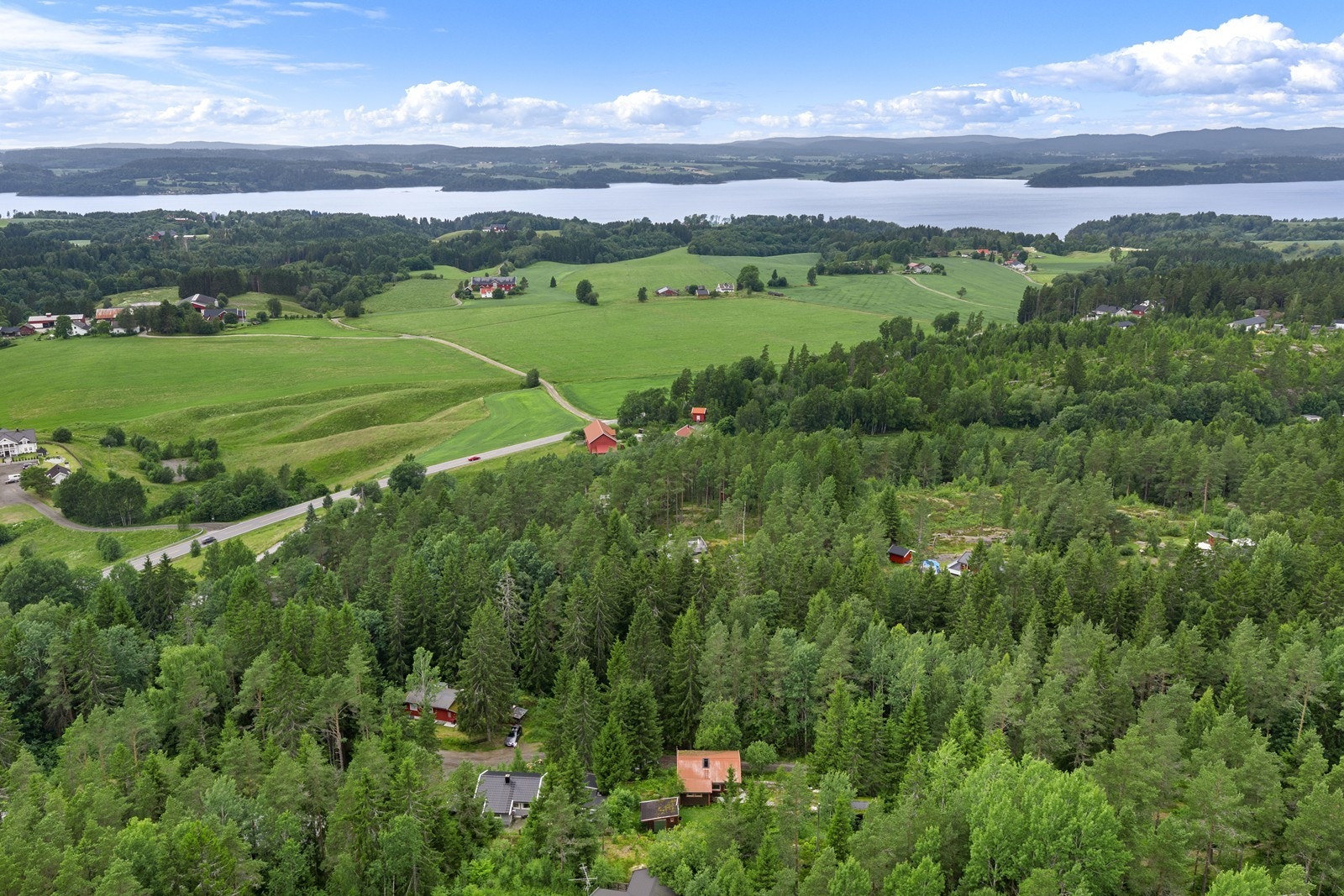 Eiendommen ligger i et naturskjønt område med gode tur- og badeforhold i nærheten, samt kort vei til lokale fasiliteter. Galleribilde